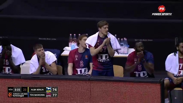 Basketball: Lakers remain undefeated on the road after narrow 94-92 win in Memphis