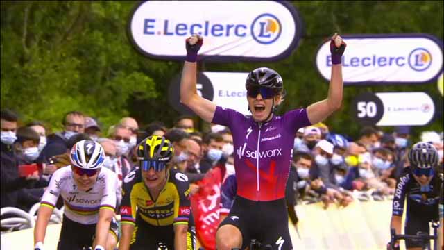 Cycling New :  Demi Vollering sprints to victory in 2021 La Course by Le Tour de France